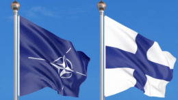 vlajky NATO a Fínska.