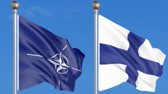 vlajky NATO a Fínska.