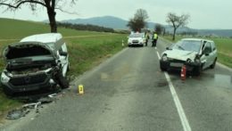 Na snímke nehoda dvoch osobných áut.