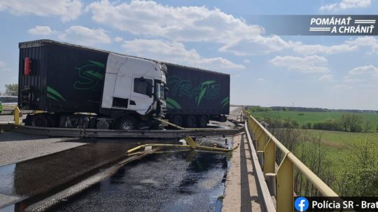 Kamión po havárii na diaľnici D2 pri Sekuliach.