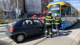 situácia po zrážke auta a električky v Košiciach.