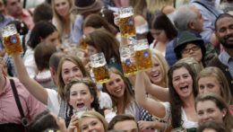 Ľudia pijú pivo na Oktoberfeste v Mníchove.