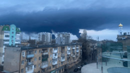 Dym stúpa po náletoch v meste Odesa na juhu Ukrajiny.