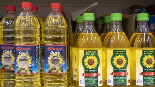 Na snímke fľaše slnečnicového oleja v obchode.