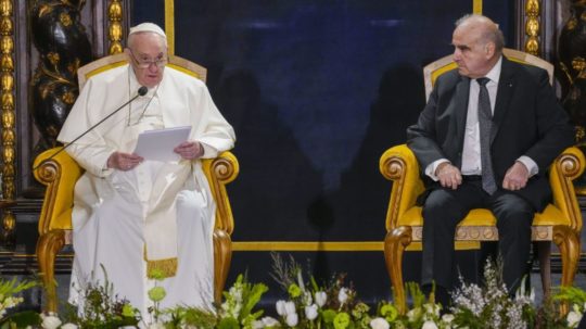 Maltský prezident George William Vella (vpravo) počúva príhovor pápeža Františka.