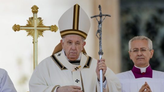 Pápež František počas omše na Veľkonočnú nedeľu.