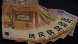 Na snímke sú eurobankovky položené na stole.