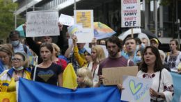 Ľudia v austrálskom Sydney na proteste proti ruskej invázii na Ukrajine.