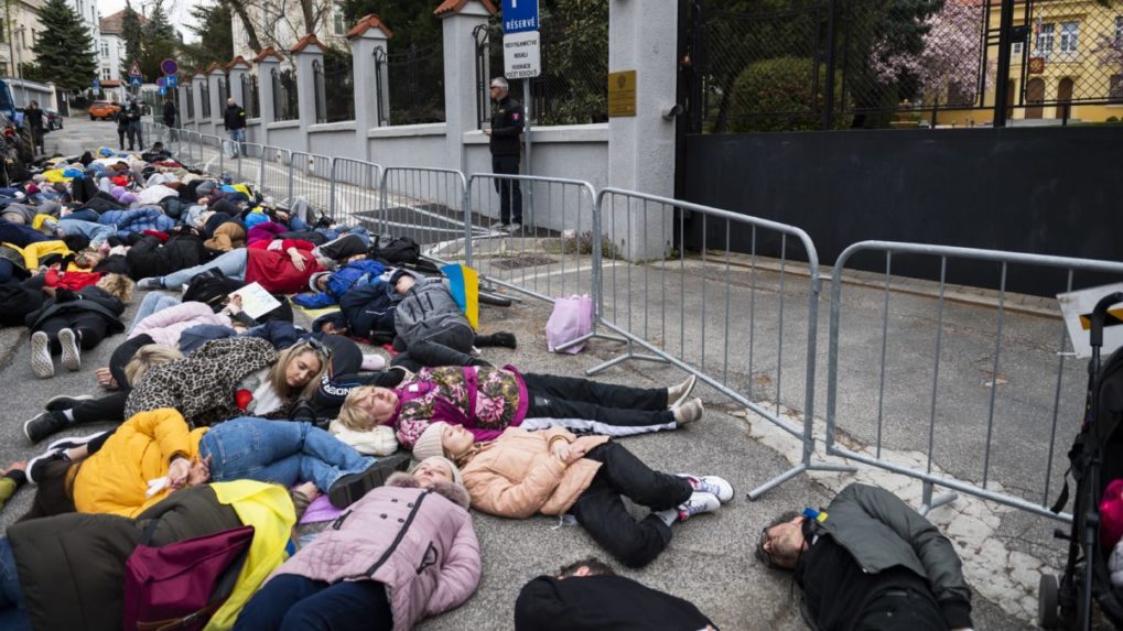 Protest v Bratislave: Pred ruskou ambasádou si desiatky ľudí ľahli na zem