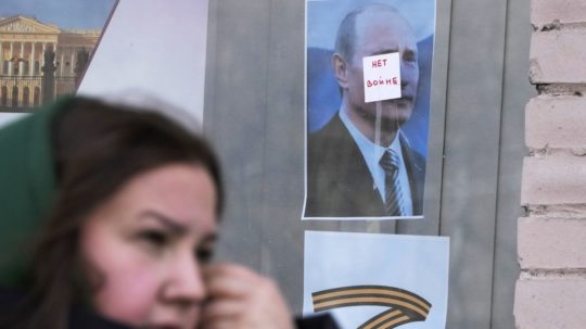 nápis No War na portréte Putina