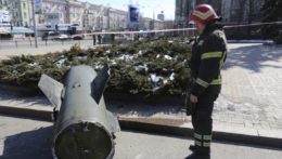 Hasič si prezerá časť zostrelenej rakety typu Točka v meste Doneck.