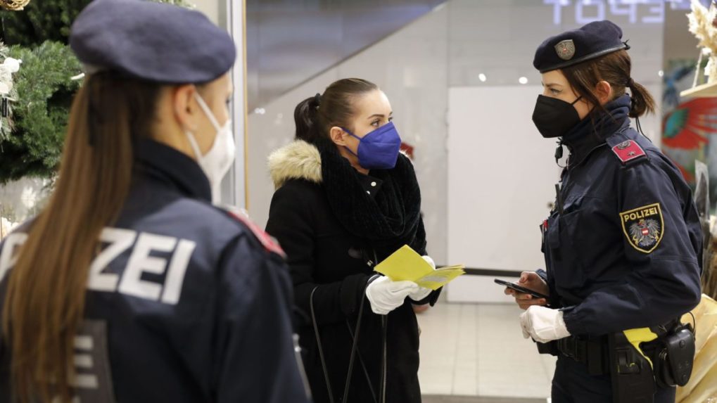 Rakúsko cez víkend zruší povinnosť nosenia respirátorov v bežných obchodoch