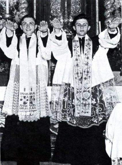 Na archívnej snímke z 29. júna 1951 Joseph Ratzinger (vpravo) a jeho brat Georg pózujú po vysviacke za kňazov.