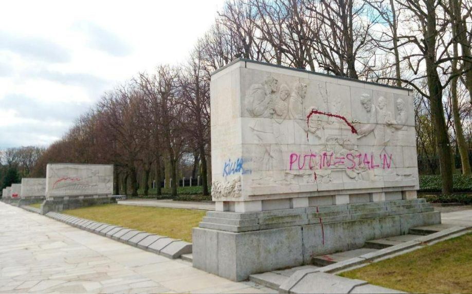 Pamätník Červenej armády v berlínskom Treptower parku posprejovali vandali.