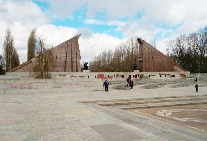 Pamätník Červenej armády v berlínskom Treptower parku posprejovali vandali.