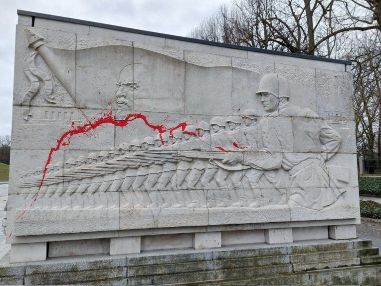 Pamätník Červenej armády v Berlíne posprejovali protiruskými heslami