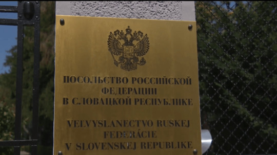 Na snímke tabuľka ruského veľvyslanectva na Slovensku