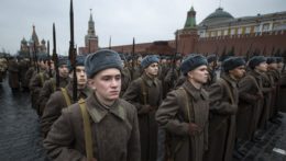 Na snímke ruskí vojaci v historických uniformách Červenej armády počas vojenskej prehliadky v Moskve.