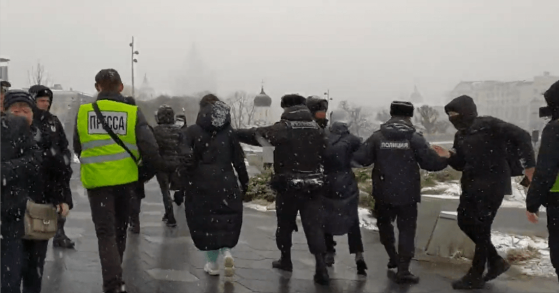 Polícia v Rusku zadržala ďalších vyše 180 ľudí protestujúcich proti vojne