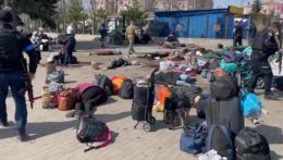 Obete po ruskom útoku na vlakovú stanicu v Kramatorsku.