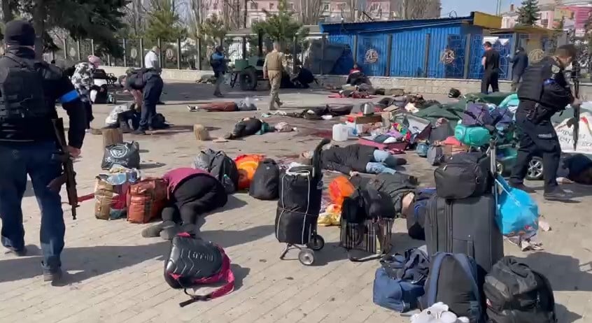 Obete po ruskom útoku na vlakovú stanicu v Kramatorsku.