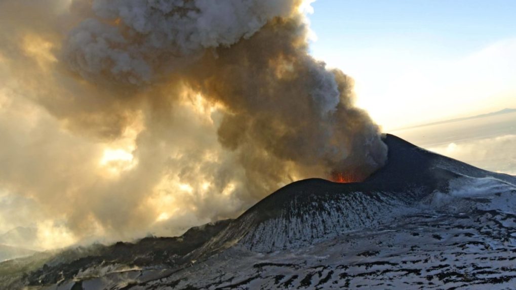 Sopka na Kamčatke chrlí popol do výšky desať kilometrov