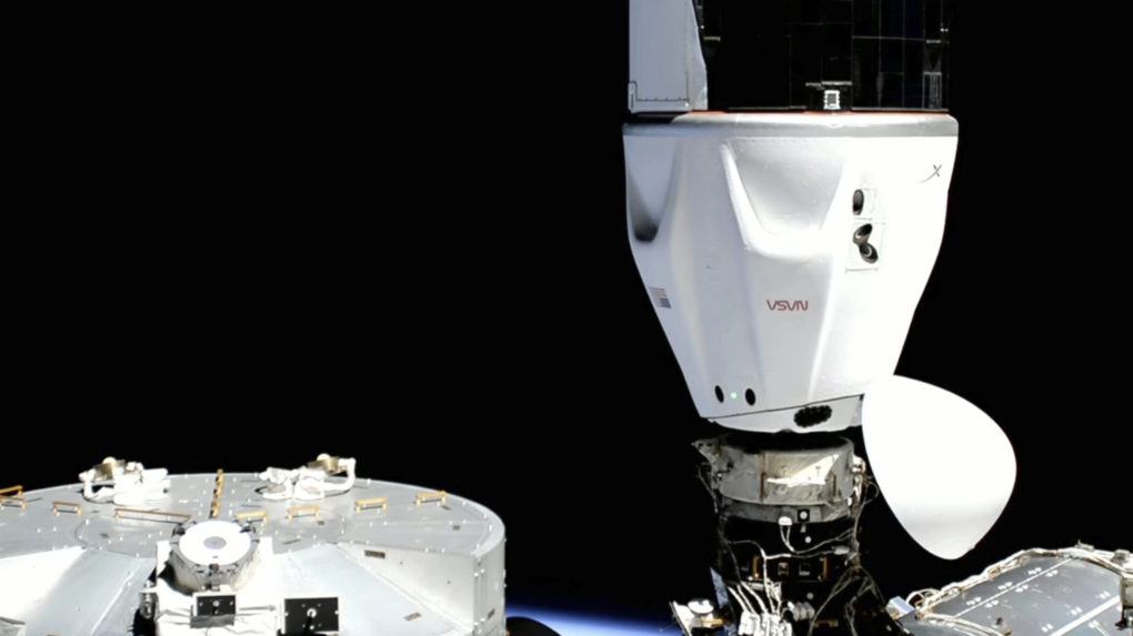 Astronauti na palube lode SpaceX sa úspešne pripojili k ISS