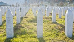 Cintorín obetí masakru v Srebrenici v Bosne a Hercegovine.