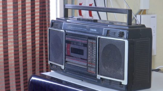 Na snímke staré rádio, ktoré žiaci opravujú.