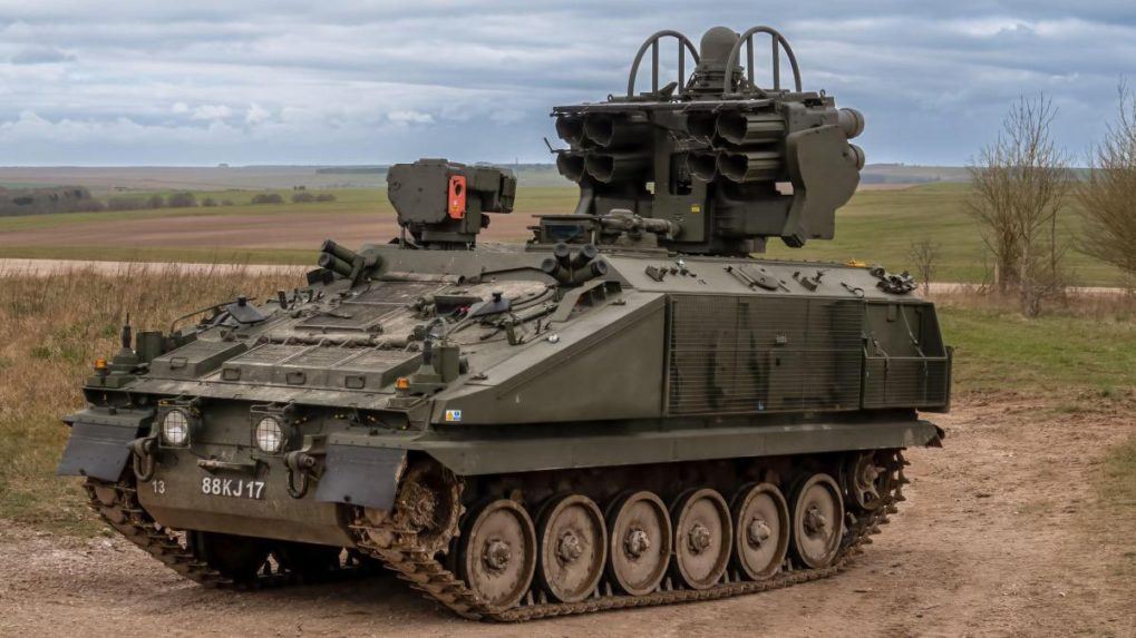 Británia pošle Ukrajine obrnené vozidlá Stormer