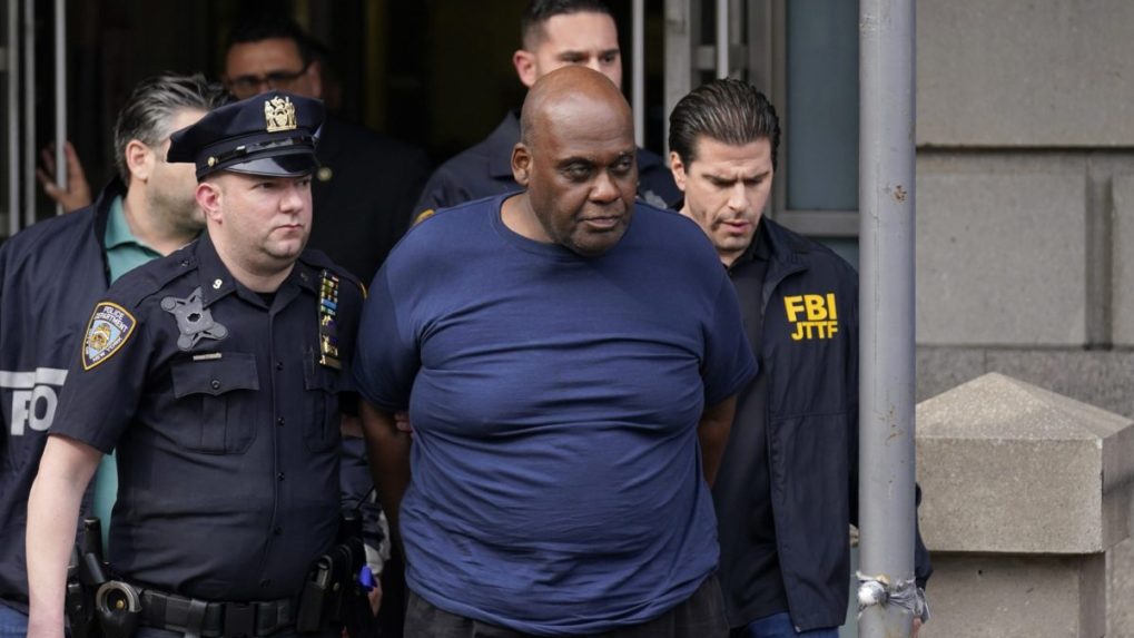 Podozrivý muž z newyorského metra zostane vo väzbe