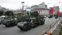 Vojenské vozidlá s raketovým systémom Patriot prechádzajú ulicami počas prehliadky na deň Čínskej republiky v Tchaj-peji.
