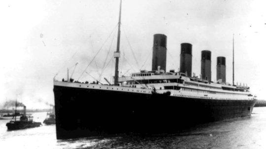 Titanic vyplával z prístavu v Southamptone.
