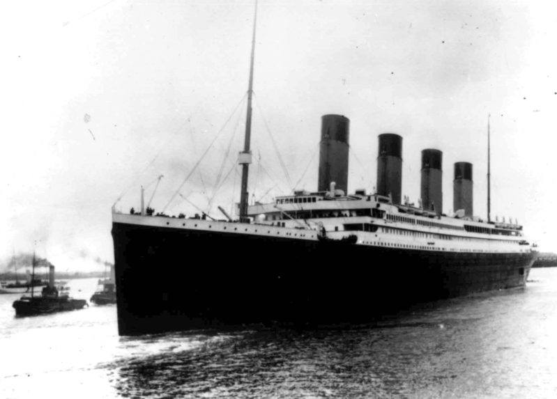 Titanic vyplával z prístavu v Southamptone.