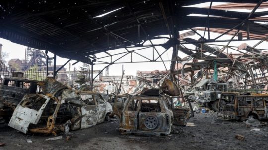 obhorené autá v metalurgickom závode v Mariupole