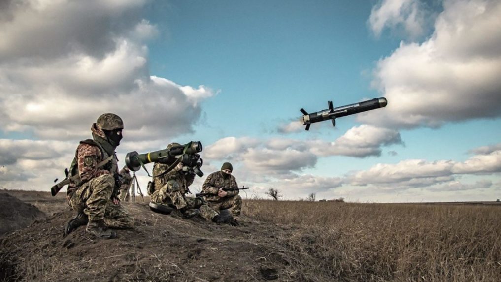 Ukrajinskí vojaci strieľajú americké rakety Javelin.
