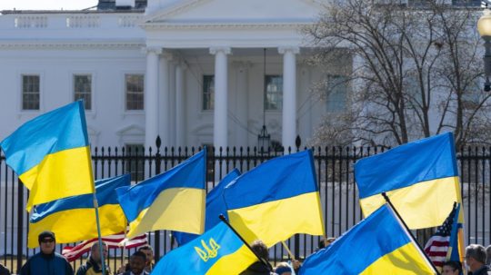 Ľudia mávajú ukrajinskými vlajkami počas protestu proti vojne na Ukrajine pred Bielym domom vo Washingtone.