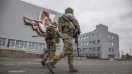 Ukrajinskí vojaci kráčajú okolo černobyľskej jadrovej elektrárne.