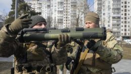 Príslušník územnej obrany ukrajinskej armády nesie protitankovú zbraň NLAW.