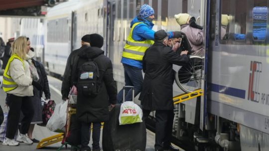 Utečenci z Ukrajiny na vlakovej stanici v poľskom Przemysli.