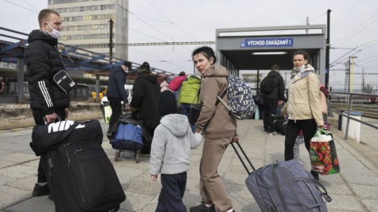 Na snímke utečenci z Ukrajiny po príchode vlakom z Humenného.