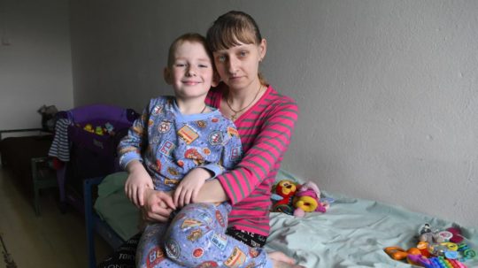 Na snímke žena z Doneckej oblasti so svojím sedemročným synom.
