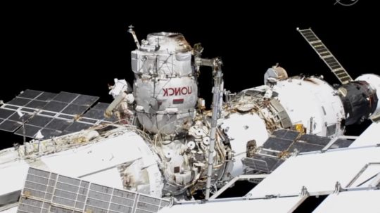 Ruskí kozmonauti počas výstupu na ISS.