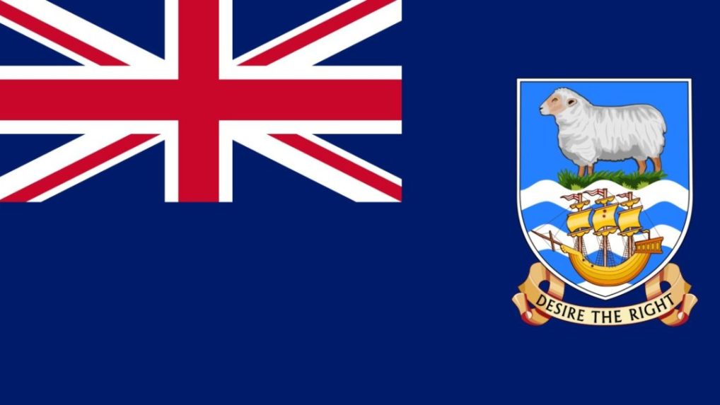 Na snímke vlajka Falklandských ostrovov - v ľavom hornom rohu je vlajka Veľkej Británie a vpravo erb s ovečkou a loďou a textom: Túžba po spravodlivosti.
