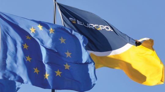 vlajky EÚ a Europolu