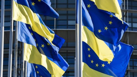 Vlajky Európskej únie vejú s ukrajinskými vlajkami pred budovou Európskeho parlamentu v Štrasburgu.