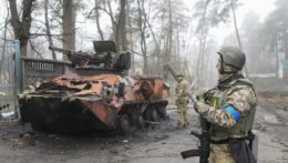 Ukrajinskí vojaci skúmajú zničené vojenské BVP.