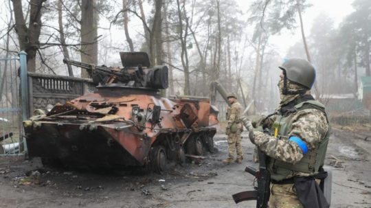 Ukrajinskí vojaci skúmajú zničené vojenské BVP.