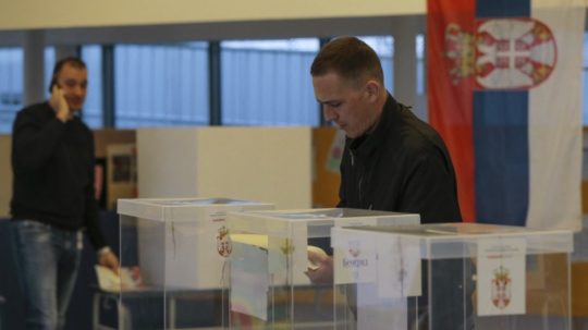 Muž odovzdáva svoj hlas pri voľbách v Srbsku.