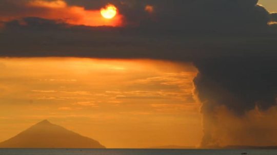 Na snímke je zachytená erupcia vulkánu Anak Krakatoa.